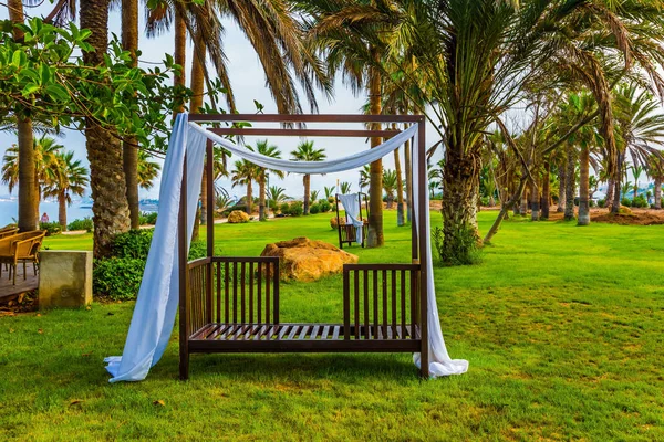 Elegante cabana climática perto de palmeiras — Fotografia de Stock