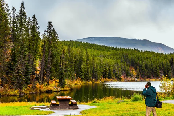 Turista idoso com saco fotográfico — Fotografia de Stock