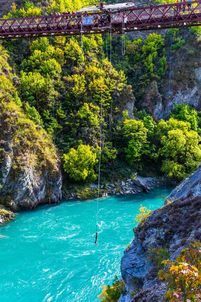 Köprüde bungee jumping cazibesi Telifsiz Stok Imajlar