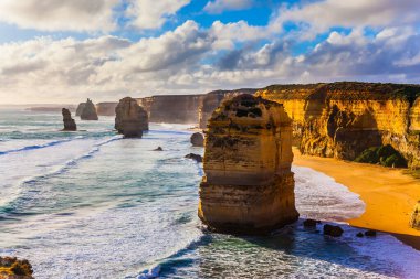 Gün batımında okyanus sörfü