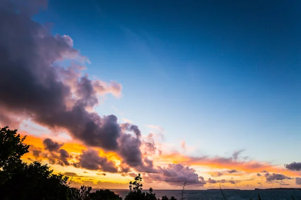 Cumulus wolken boven de oceaan — Stockfoto