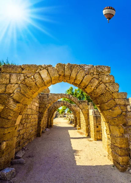 Сліпуче сонце освітлює стародавній порт — стокове фото