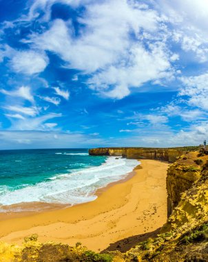 Pasifik kıyısındaki küçük bir körfezin gök mavisi okyanus suyu. Avustralya 'nın Büyük Okyanus Yolu. Egzotik, aktif ve fotoğraf turizmi kavramı