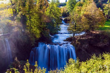 Hırvatistan 'ın küçük Slunj kasabası. Kur 'an Nehri' nde şelale şelaleleri. Şehri ve nehri çevreleyen olağanüstü yoğun ormanlar. Ekolojik, aktif ve fotoğraf turnuvası konsepti