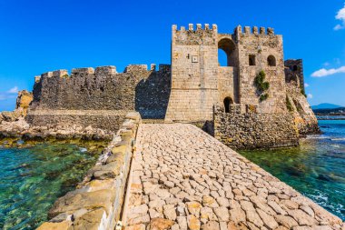  Güçlü duvarlar ve kuleler yontulmuş taşlardan yapılır. Yunan Akdeniz 'deki pitoresk antik liman Methoni. Aktif, fotoğraf ve tarihi turizm kavramı