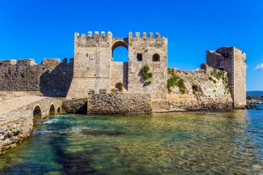 Güçlü kuleler ve duvarlar yontulmuş taşlardan yapılmıştır. Yunan Akdeniz 'deki pitoresk antik liman Methoni. Aktif, fotoğraf ve tarihi turizm kavramı