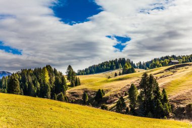Ufuktaki kayalardan oluşan güçlü bir sırt. Val Gardena, İtalya. Alpe di Siusi, Dolomitlerde büyüleyici bir platodur. Yürüme, ekolojik ve fotoğraf turizmi kavramı