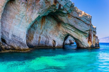  Resimli ada kıyısı boyunca bir yatla açılmak. Parlak mavi deniz suyu kıyı kayalıklarını yansıtır. Muhteşem Zakynthos adası. Ekolojik, fotoğraf ve aktif turizm kavramı