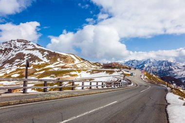 Büyük Avusturya Alpleri. Alp panoramik dağ yolu Grossglocknerstrasse. Dağ yamacındaki kar erimeye başladı. Aktif, ekolojik ve fotoğraf turizmi kavramı