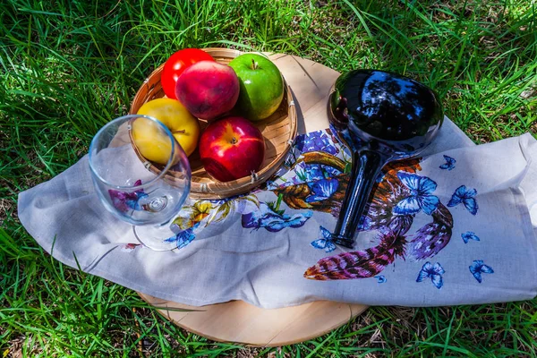 Nature Morte Petit Déjeuner Sur Herbe Fruits Dans Panier Osier — Photo