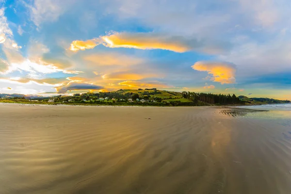 Niesamowity Zachód Słońca Wybrzeżu Pacyfiku Nowa Zelandia Chmury Odbijają Się — Zdjęcie stockowe