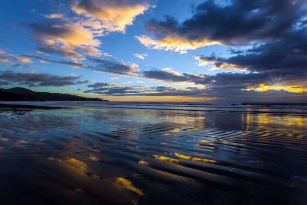 Gentle Cloud Colors Reflected Ocean Water Morning Calm Light Wind — 스톡 사진