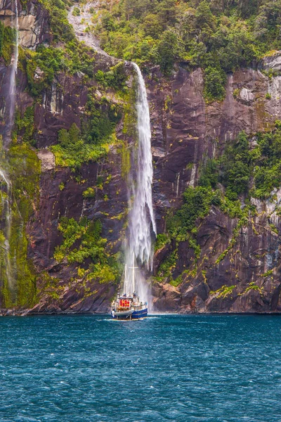 Toeristische Cruise Aan Boord Van Milford Sound Fjord Prachtige Waterval — Stockfoto