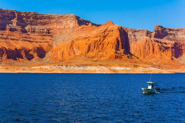 人工貯水池の湖パウェル湖の遊覧船でのツアー 花崗岩の崖 赤い砂岩の露頭 コロラド川 アメリカ 積極的かつ写真観光の概念 — ストック写真