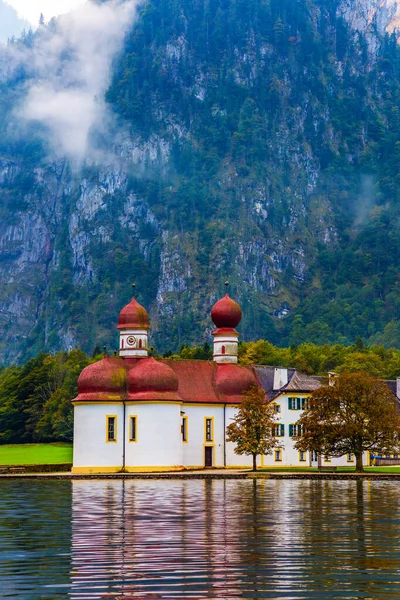 Malebný Kostel Bartoloměje Jasně Červenými Kopulemi Jezero Knigssee Obklopené Vysokými — Stock fotografie