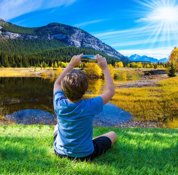 Pojke Shirt Fotograferar Höstlandskapet Med Mobiltelefon Abraham Lake Klippiga Bergen — Stockfoto