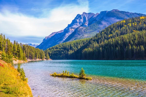 Magnificent Lake Two Jack Pure Turquoise Water Lake Reflects Coniferous — 스톡 사진