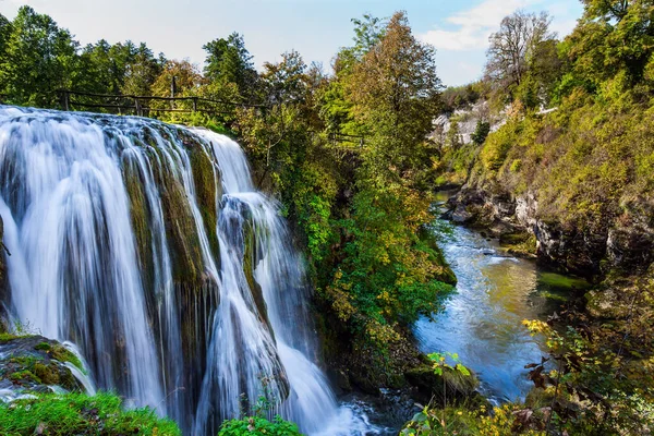 Natursköna Vattenfall Kaskader Floden Sluncica Magnifika Sydeuropa Kroatien Liten Stad — Stockfoto