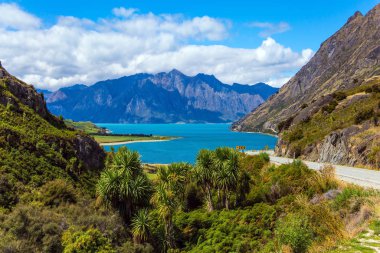  Muhteşem bir ülkeye harika bir yolculuk. Dev Javea Gölü 'nde turkuaz pürüzsüz su var. Yeni Zelanda, Güney Adası. Ekolojik, aktif ve fotoğraf turizmi kavramı
