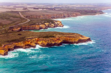 Büyük Okyanus Yolu ve On İki Havarinin sahil kayalıkları bir grup kireçtaşı kayalığıdır. Avustralya, Port Campbell Ulusal Parkı. Ekstrem, aktif ve fotoğraf turizmi kavramı. Fotoğraf helikopterden çekilmiş.  