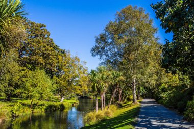  Hint yazı. Oldukça sessiz nehir parkın içinden akar. Christchurch Sahnesi Botanik Bahçesi. Yeni Zelanda 'ya, Güney Adası' na git. Ekolojik ve fotoğraf turizmi kavramı