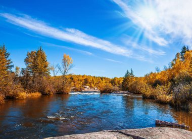  Ekolojik turizm kavramı. Sarı sonbahar otları ve soluk kuzey güneşi Winnipeg Nehri 'ne yansıyor. Yaşlı Pinawa Barajı İl Mirası Parkı