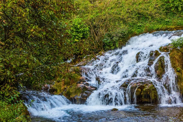 Kaskadens Vattenfall Lyses Upp Solnedgångar Fantastisk Park Ovanför Vattenkanalerna Floden — Stockfoto