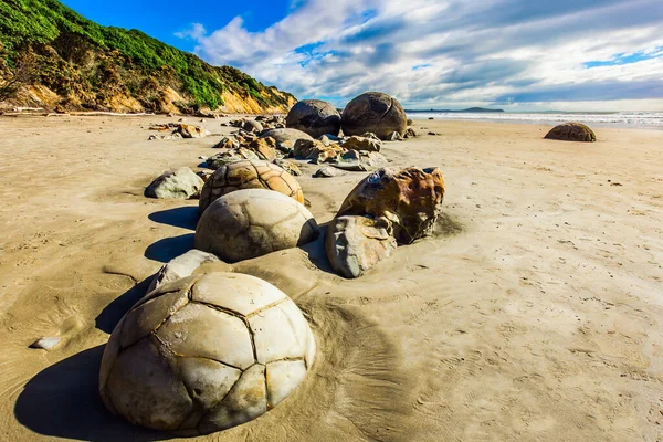 Serie Mysterieuze Ronde Rotsblokken Moeraki Hun Verbrijzelde Resten Een Zandstrand — Stockfoto