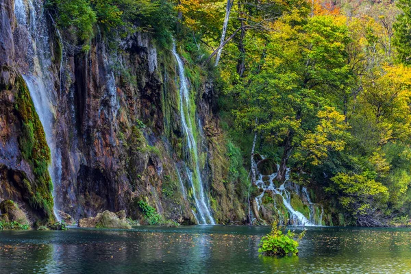 去普里特维奇湖的旅行几个风景如画的瀑布带着翡翠水流入岩溶湖 主动和光旅游的概念 克罗地亚的秋天 — 图库照片