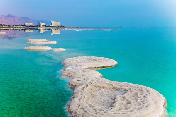 以色列 碧绿的海水充满了疗愈性盐 小岛和水里的盐之路 一大早在死海的度假胜地生态 医疗和摄影旅游的概念 — 图库照片