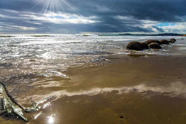 Maré Oceano Pacífico Começa Nova Zelândia Pedregulhos Redondos Enormes Moeraki — Fotografia de Stock