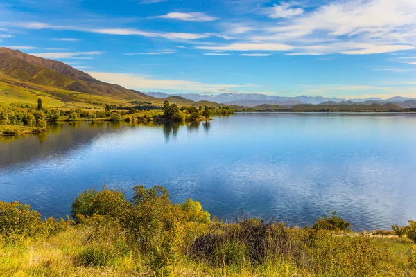 神奇的南岛 新西兰 克伦威尔镇附近风景如画的邓斯坦湖 翡翠色的深湖水和青草草坪 生态和摄影旅游的概念 — 图库照片