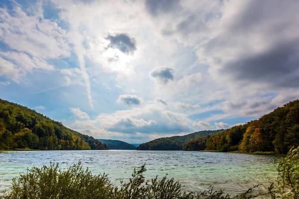 Cascading Plitvice Λίμνες Σμαραγδένιο Νερό Ταξιδέψτε Στην Κροατία Μια Συννεφιασμένη — Φωτογραφία Αρχείου