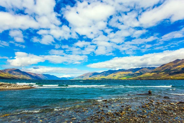 ニュージーランドで最も美しい湖Wanakaペブルコーストと 深みのある湖南の島雲が空を飛んでいます 活動的 生態学的 写真観光の概念 — ストック写真
