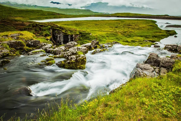 Καλοκαίρι Στην Ισλανδία Fjord Και Καταρράκτη Πέφτει Kirkjoufellfoss Στο Βουνό — Φωτογραφία Αρχείου