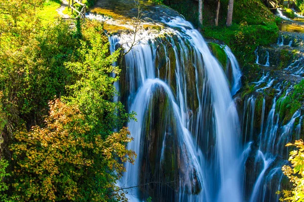 クロアチアへの旅行 スランジの町 コラナ川の滝の壮大なカスケード 壮大な森が街と川を取り囲みます 生態学的 積極的かつ写真観光の概念 — ストック写真