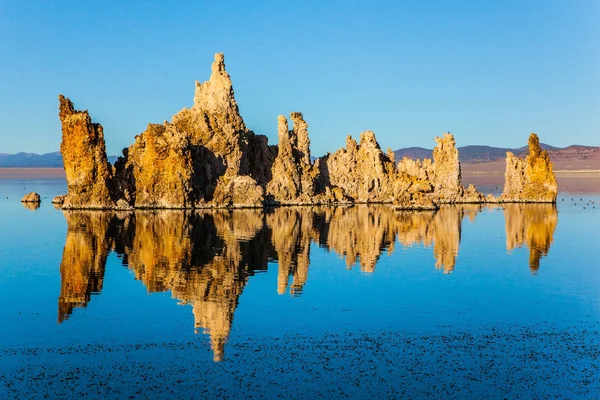 Pittoresk Monosjö Kalifornien Solnedgång Kolumnerna Resterna Tufa Speglas Vackert Sjöns — Stockfoto