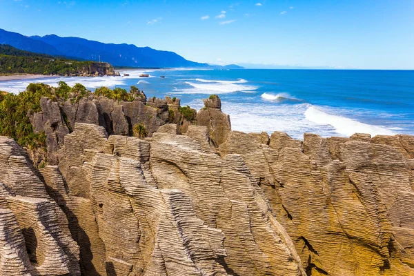 海に浮かぶ魔法の島 石のフラット パンケーキ お互いの上に積層 パンケーキロックはニュージーランドの自然の驚異です パパロア公園生態学的 積極的かつ写真観光の概念 — ストック写真