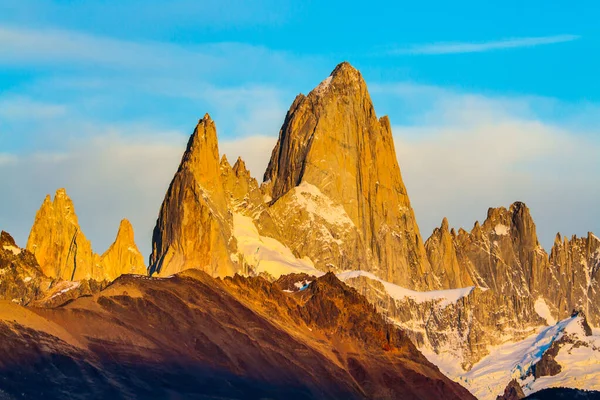 Fitzroi Sommet Montagneux Patagonie Magnifique Chaîne Montagnes Éclairée Par Lever — Photo