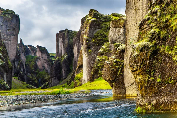 Cañón Más Hermoso Misterioso Islandia Fyadrarglyufur Día Nublado Verano Río — Foto de Stock