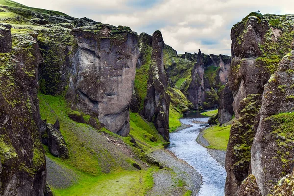 冰岛神秘的峡谷 Fyadrarglyufur峡谷 多雾多云的夏日 冰川水在奇异的悬崖峭壁之间流动 生态和摄影旅游的概念 — 图库照片