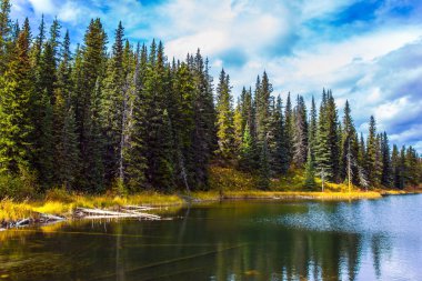 Bulutlu gökyüzü göl suyuna yansıyor