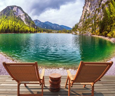 Gölde iki tahta iskemle.