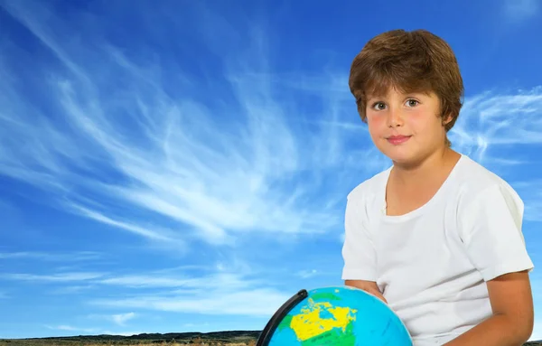 Sehr schöner Junge hält eine Weltkugel — Stockfoto