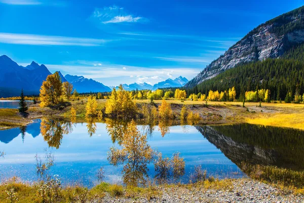 Sunny autumn day in the Rocky Mountains — Stock Photo, Image