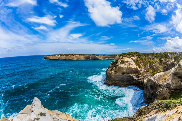 Oceaan baai met stormachtig groen water — Stockfoto