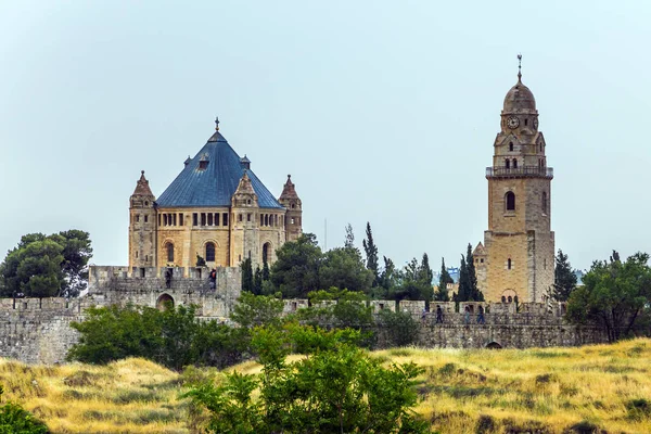 Increíble paseo por las antiguas murallas — Foto de Stock