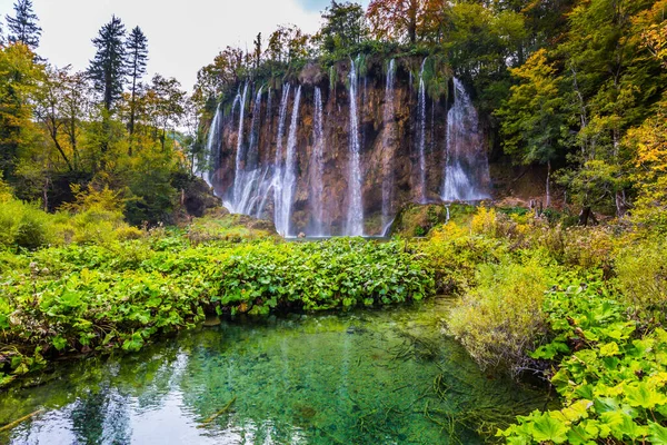 プリトヴィツェ公園の滝 — ストック写真