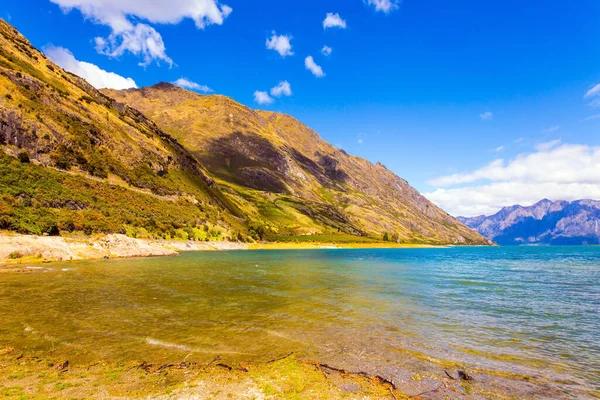 Montanhas cercam o Lago Hawea — Fotografia de Stock