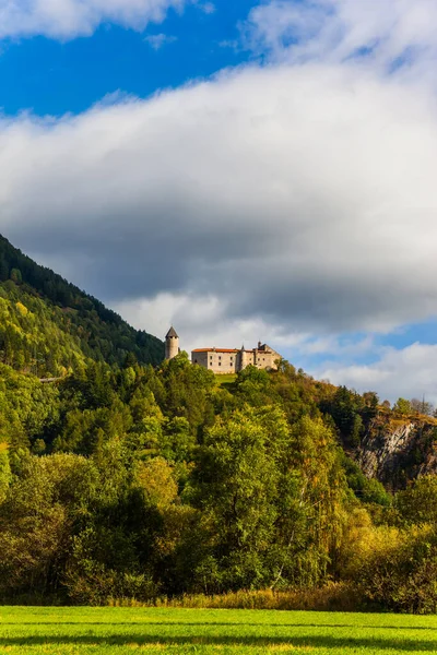 Pendenza erbosa della montagna — Foto Stock